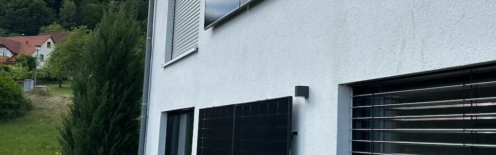 Vertikale Wand-PV Module an einer Hausfassade im Winter