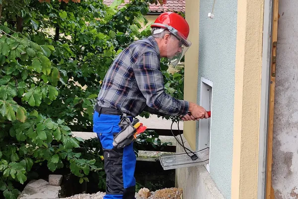 Elektriker bei der Arbeit