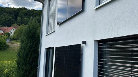 Vertikale Wand-PV Module an einer Hausfassade im Winter