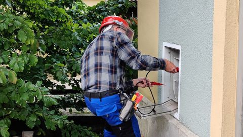 Elektriker installiert Wallbox im Hausverteiler